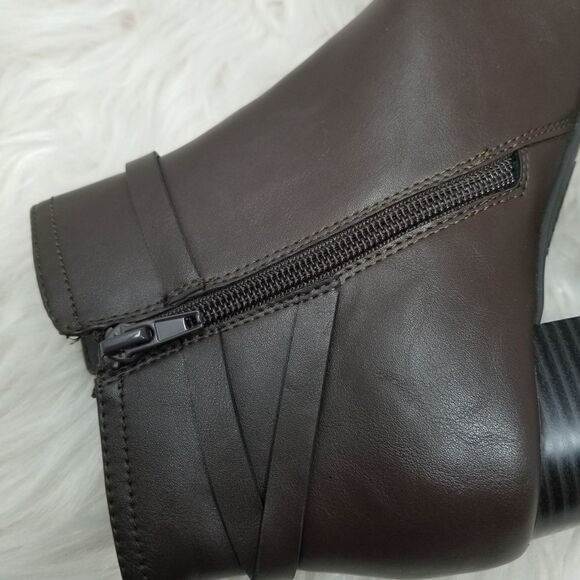 Brown Faux Leather LIZ CLAIBORNE ANKLE BOOTS. - Picture 8 of 16